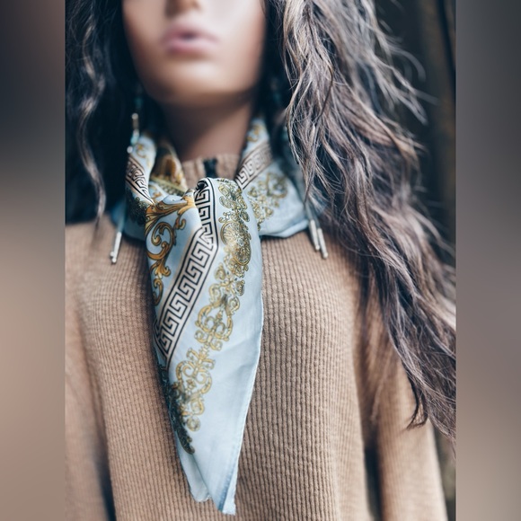 Scarf Baroque Pattern - Picture 4 of 12